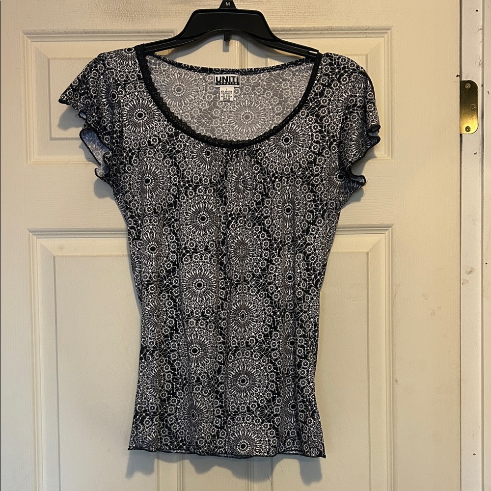 Uniti Stretch Black and White Flutter Sleeve Top Size Large